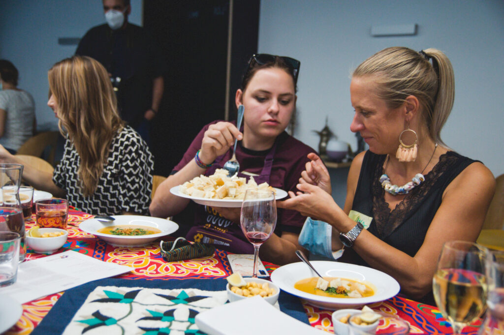 nesehnuti sharing food